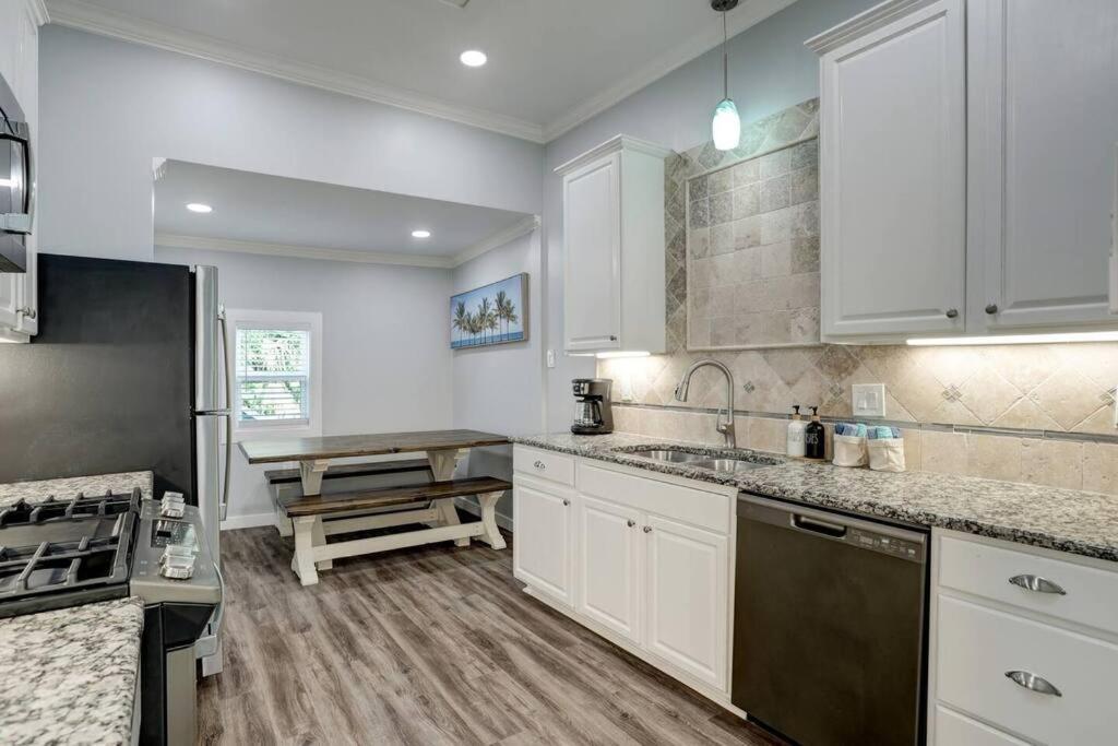 Renovated Beach Bungalow! ガルベストン エクステリア 写真