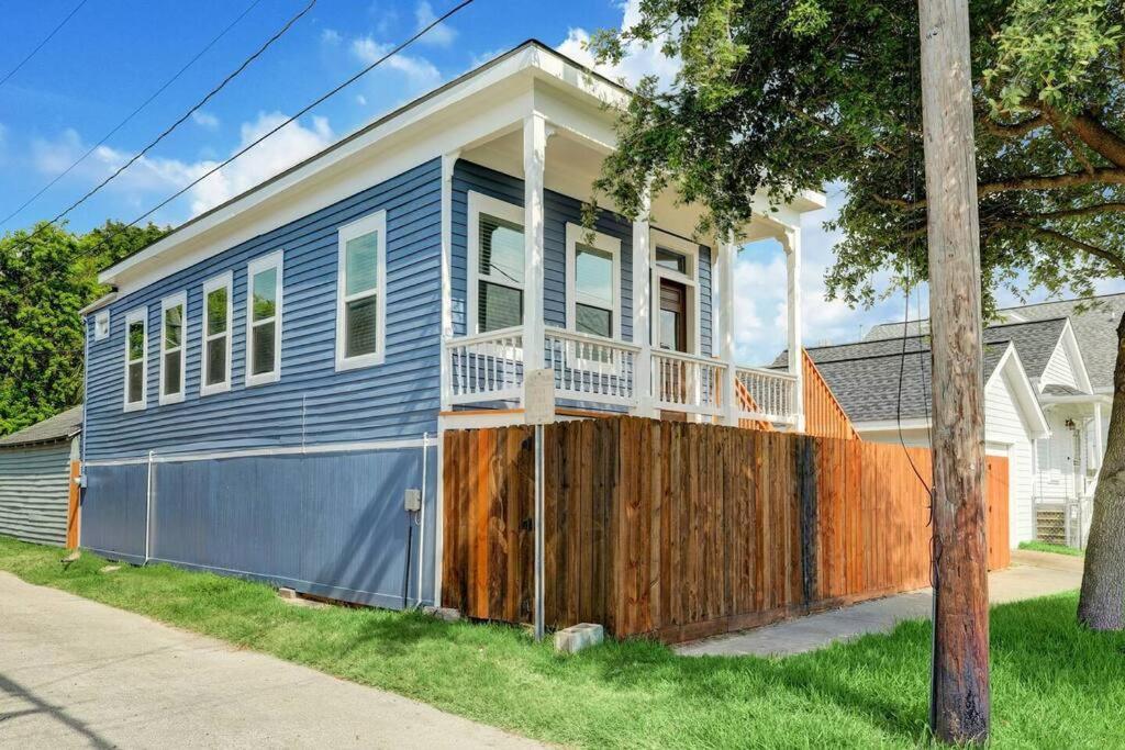 Renovated Beach Bungalow! ガルベストン エクステリア 写真