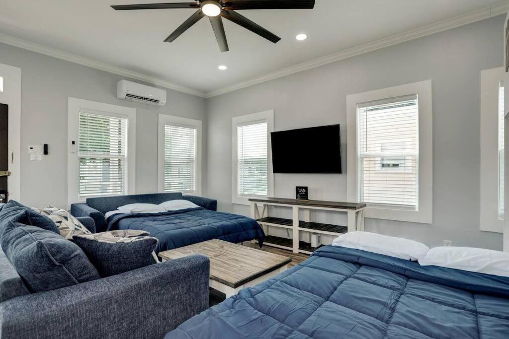 Renovated Beach Bungalow! ガルベストン エクステリア 写真