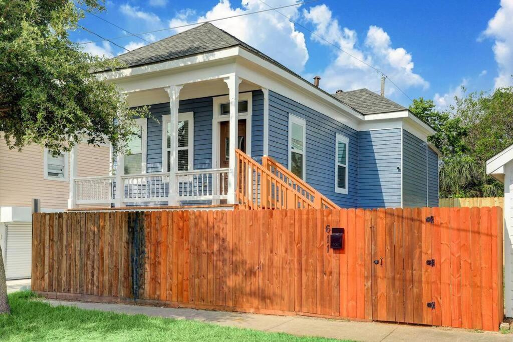 Renovated Beach Bungalow! ガルベストン エクステリア 写真
