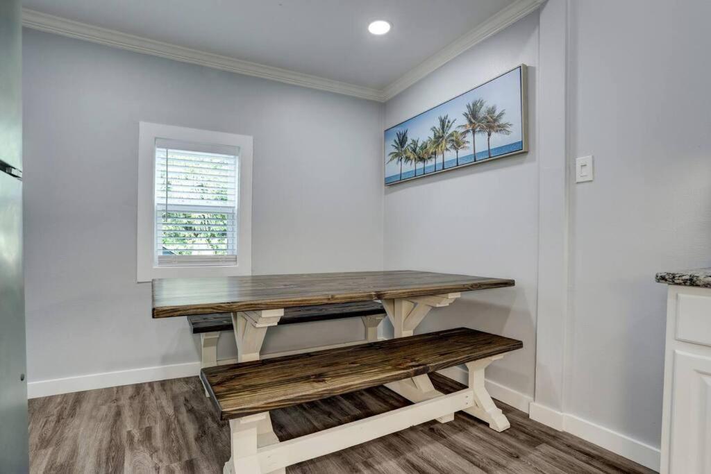 Renovated Beach Bungalow! ガルベストン エクステリア 写真